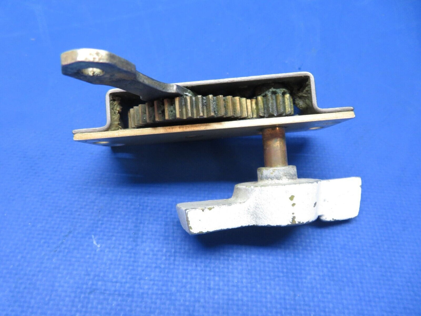 Cessna 310 / 310Q Airborne RH Fuel Selector Valve Gear Box  P/N 1M2-4 (0823-621)
