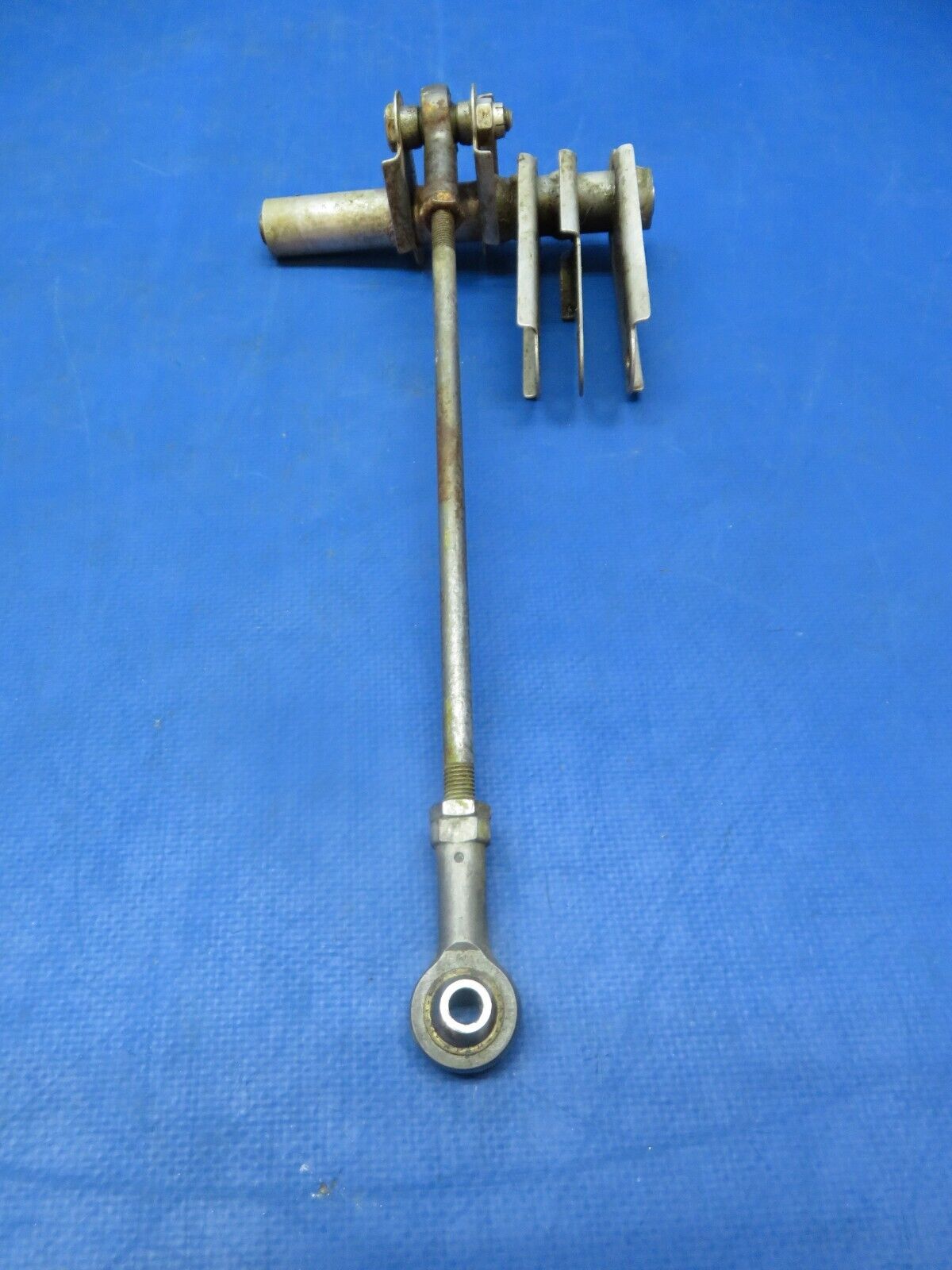 Early Cessna 310 / 310B INBD Bellcrank LH OTBD Flap P/N 0862100-15 (1223-145)