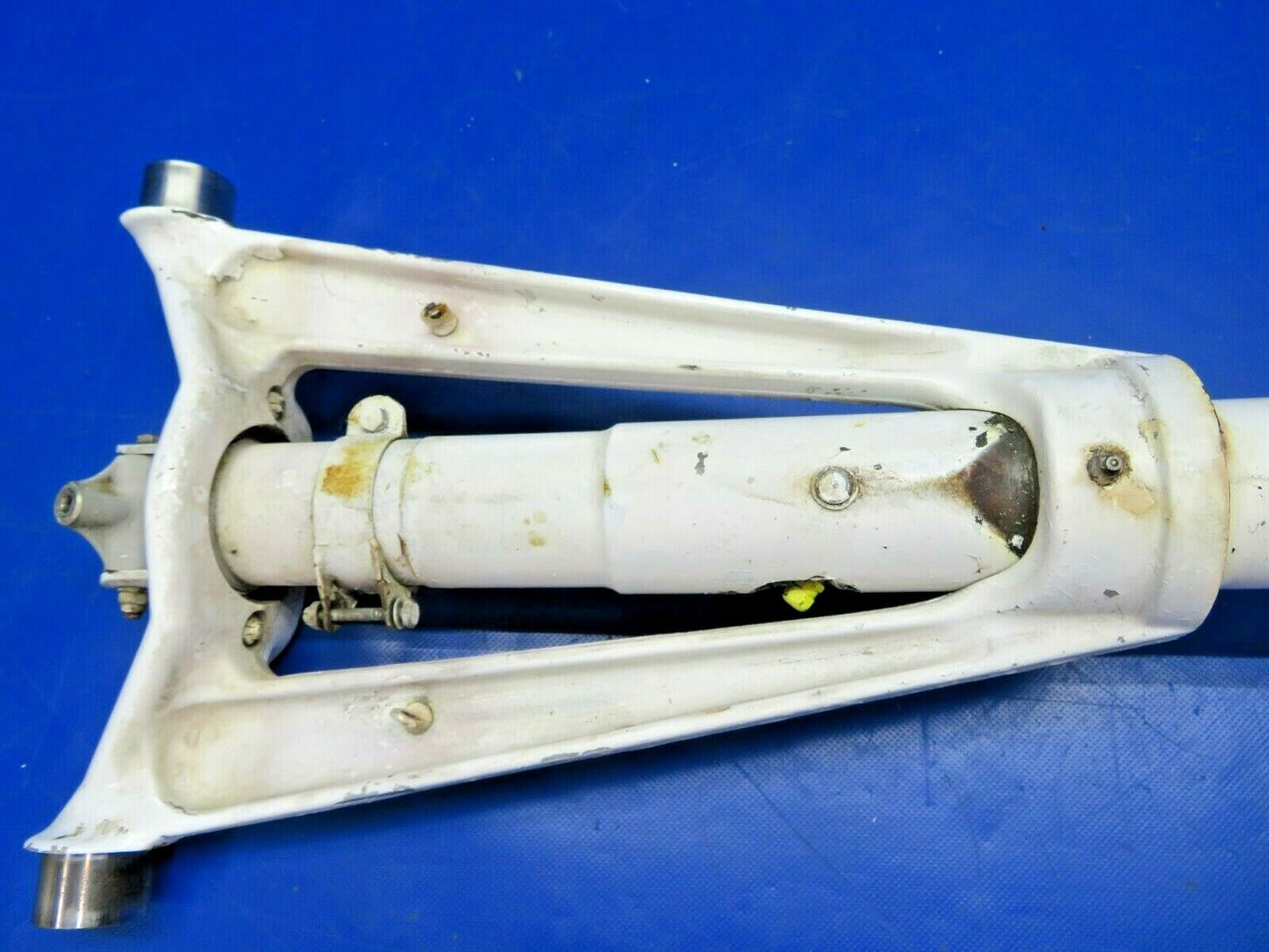 Cessna 310P Nose Gear Strut Assy Trunnion P/N 5842000-213 (0620-691)