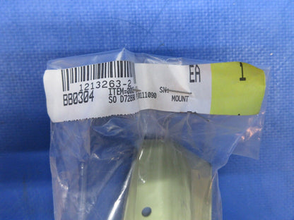 Cessna 210 RH Mount Hinge P/N 1213263-1 NOS (1123-899)
