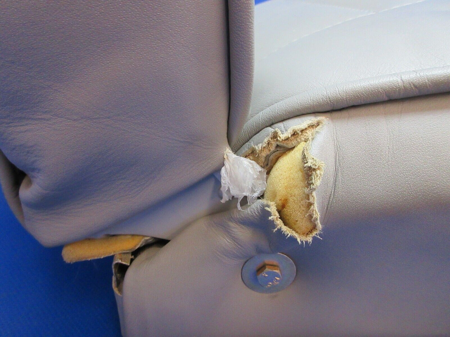 Cessna 401 / 401A Co-Pilot Seat Assy - Gray Leather P/N 5014047-4 (1223-1490)