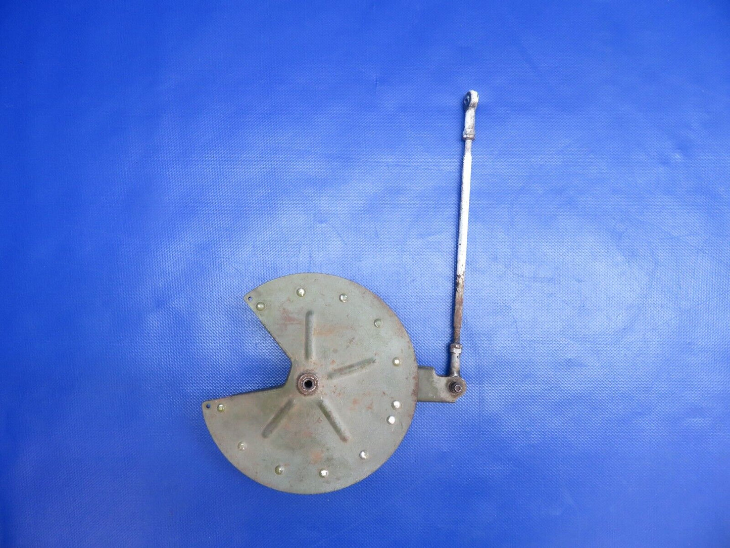 Cessna 210 RH Flap Bellcrank Assy w / Push Rod P/N 1262029-2 (0124-1137)