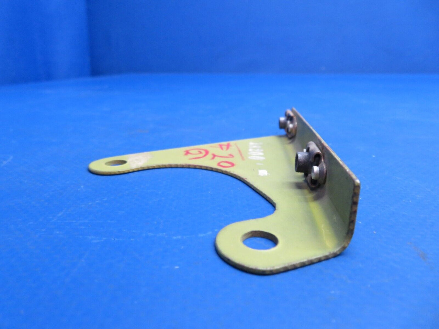 Piper Bracket Assy Front Center Baffle P/N 18200-000 NOS (1122-660)