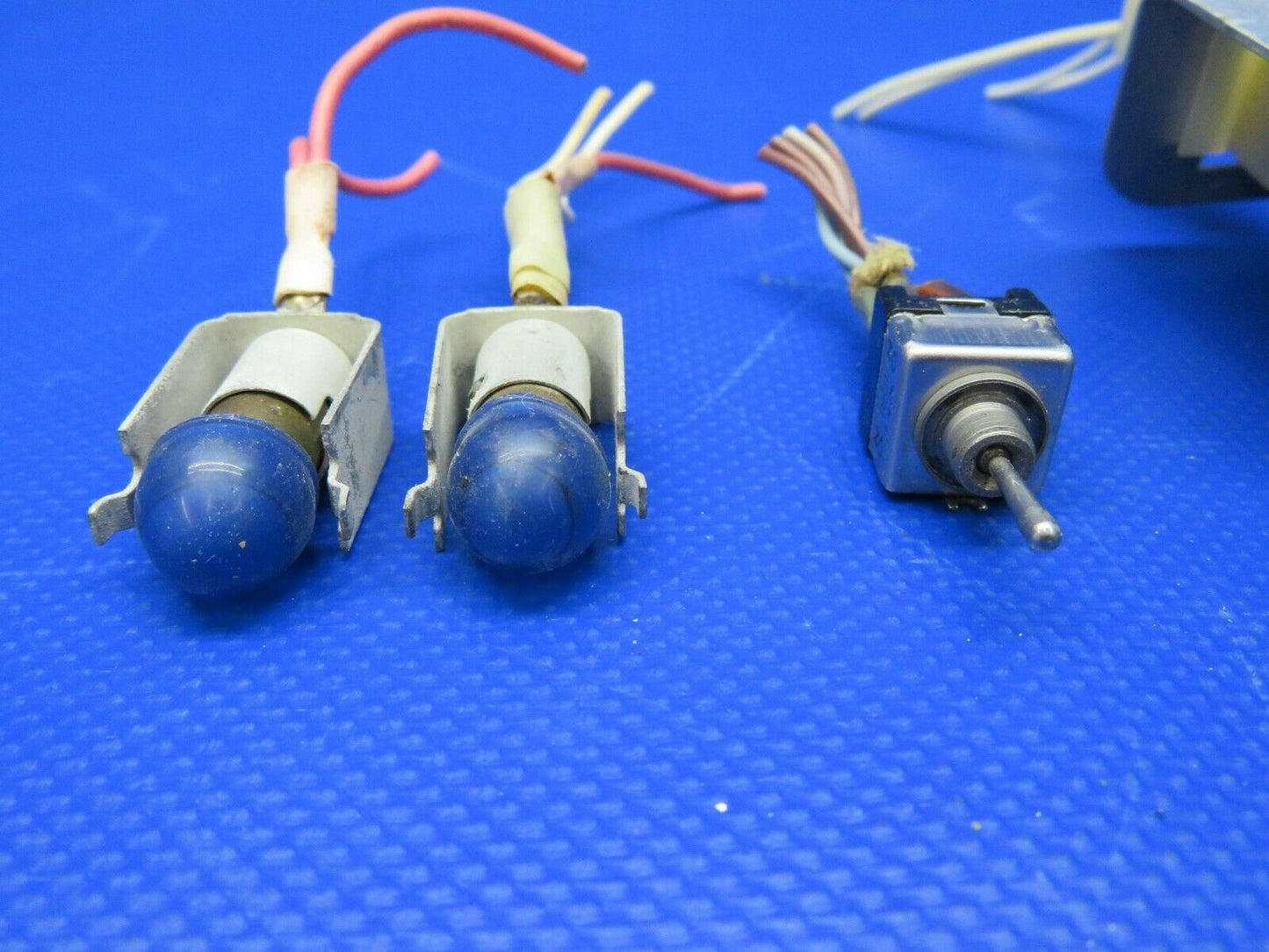 Piper PA-32R-300 Lance Annunciator & Press to Test Lights 1 LOT (0121-306)