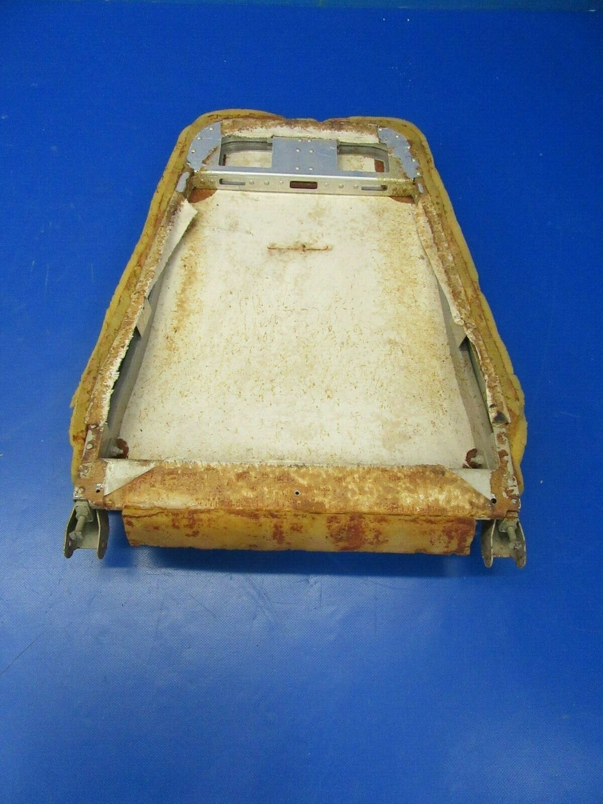 Piper PA32-300 Cherokee Six Seat #4 FWD Face CTR RH Seat 96827-03 (0819-155)