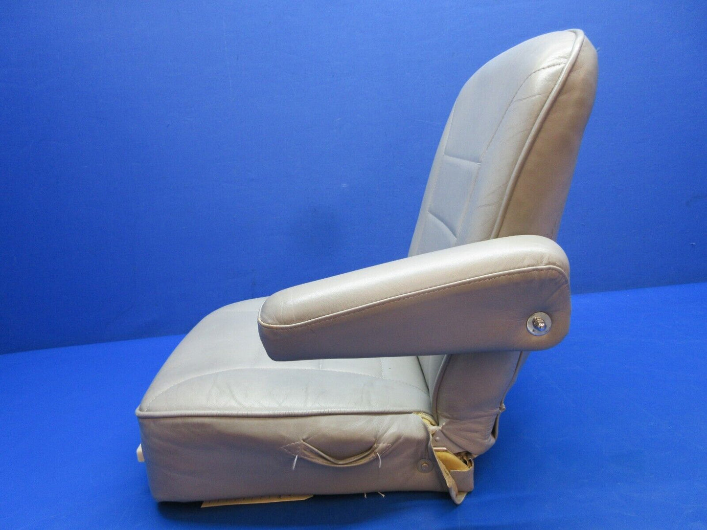 Cessna 401 / 401A Co-Pilot Seat Assy - Gray Leather P/N 5014047-4 (1223-1490)