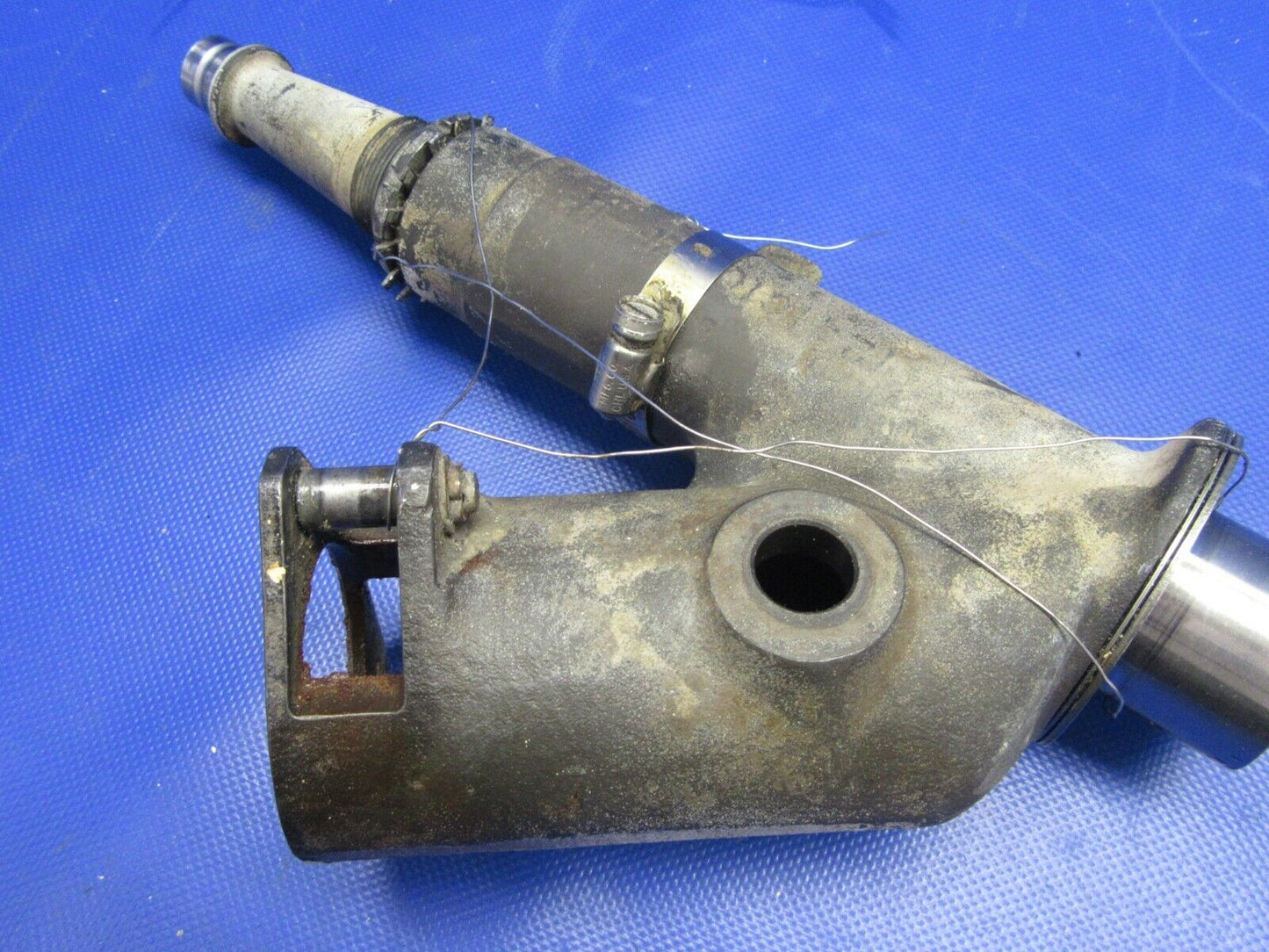 Cessna 210 / P210N Landing Gear Pivot w / Shaft RH / LH 1241610-4 (0521-349)