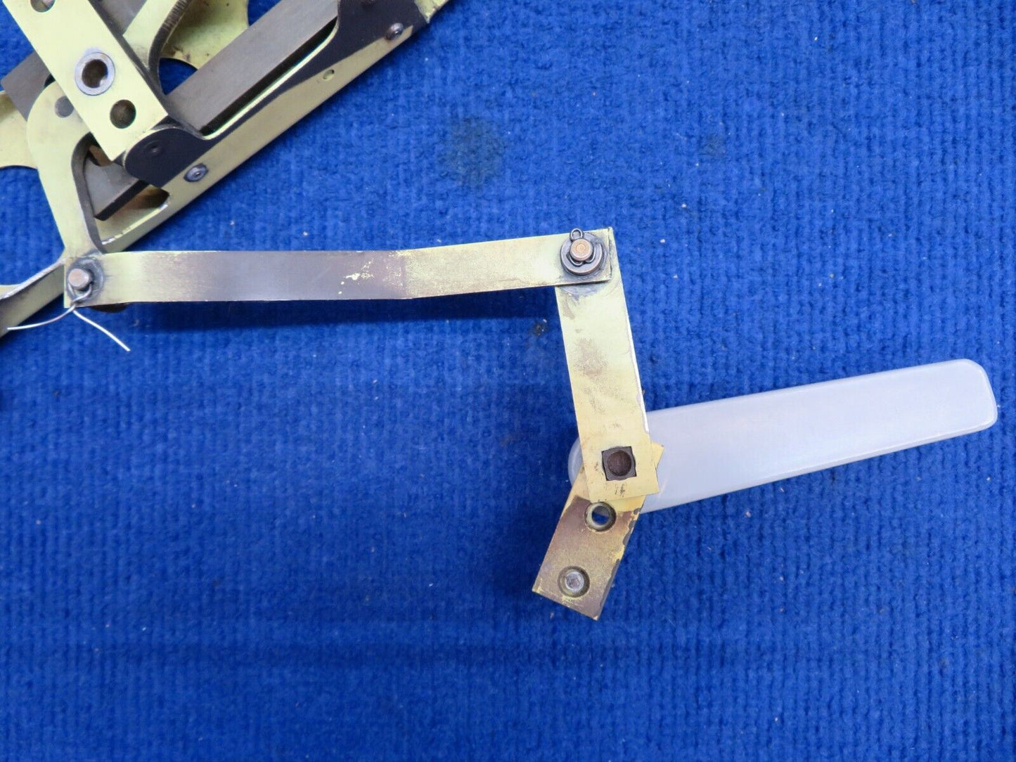 Socata FWD RH Box Assy Door Latch Mechanism w/ Handle P/N 25025005 (0622-907)