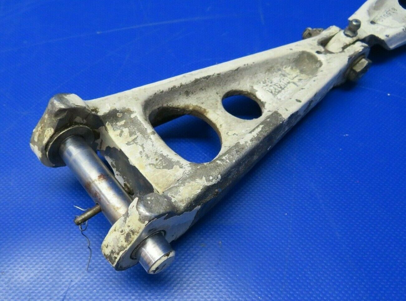 Beech Baron 95-A55 Main Gear Torque Knee Upper & Lower 35-815194-1 (0420-333)
