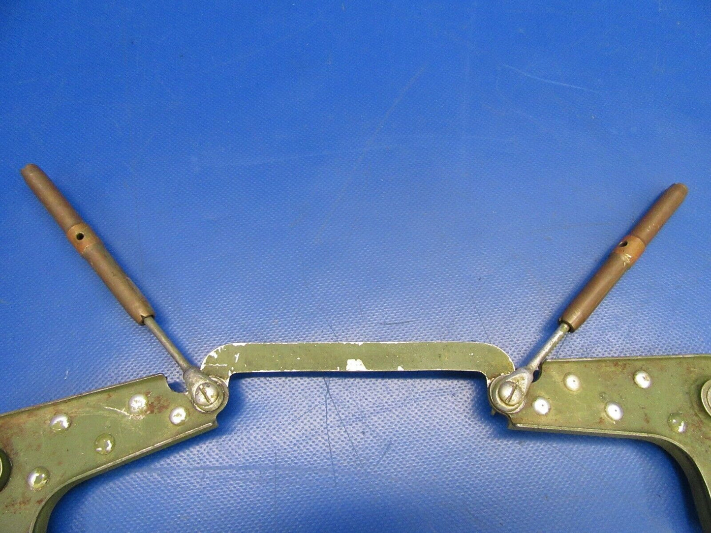 Cessna 310 Bellcrank Assy Aileron w/Link & Turnbuckle P/N 0861500-13 (0619-413)