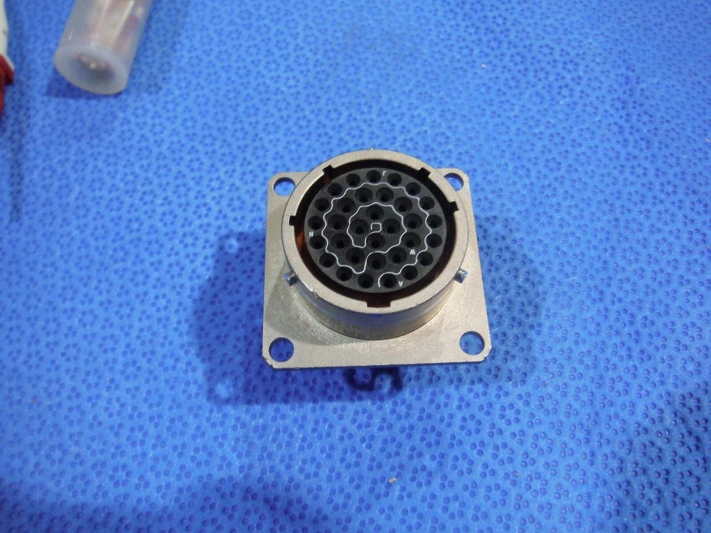 Amphenol Circular Connector P/N MS3472L18-32S   (1015-18)