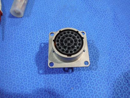 Amphenol Circular Connector P/N MS3472L18-32S   (1015-18)