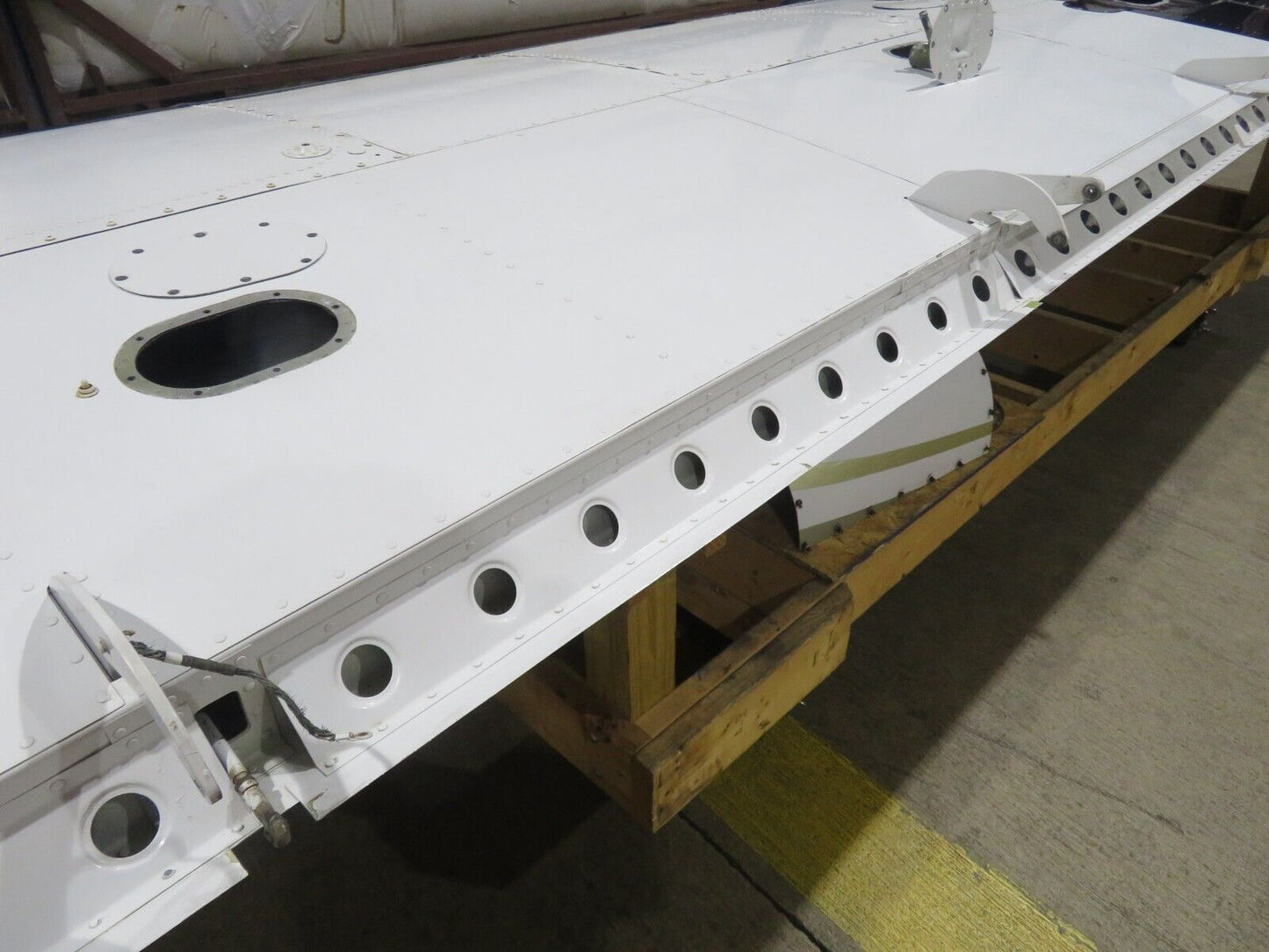 1980 Piper PA-34-200T Seneca II RH Wing P/N 37093-13R w/ De-ice (0224-94)