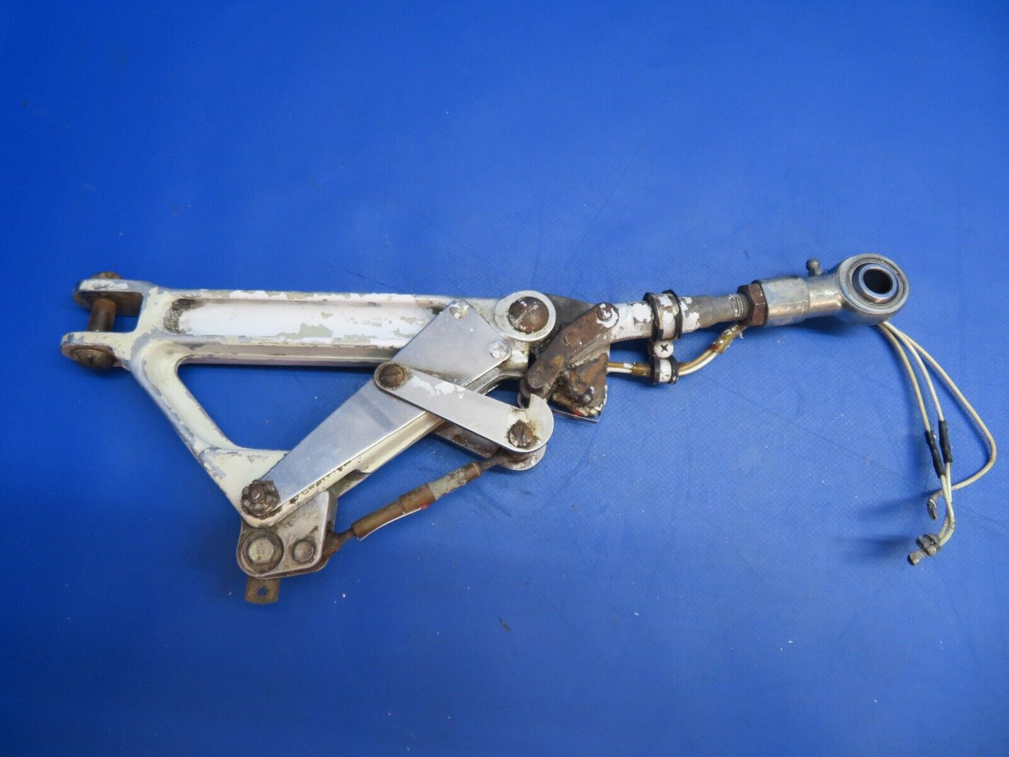 Piper PA-28R-201T RH Main Gear Truss w/ Link & Switch P/N 67025-06 (1122-798)