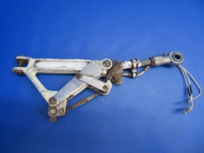 Piper PA-28R-201T RH Main Gear Truss w/ Link & Switch P/N 67025-06 (1122-798)