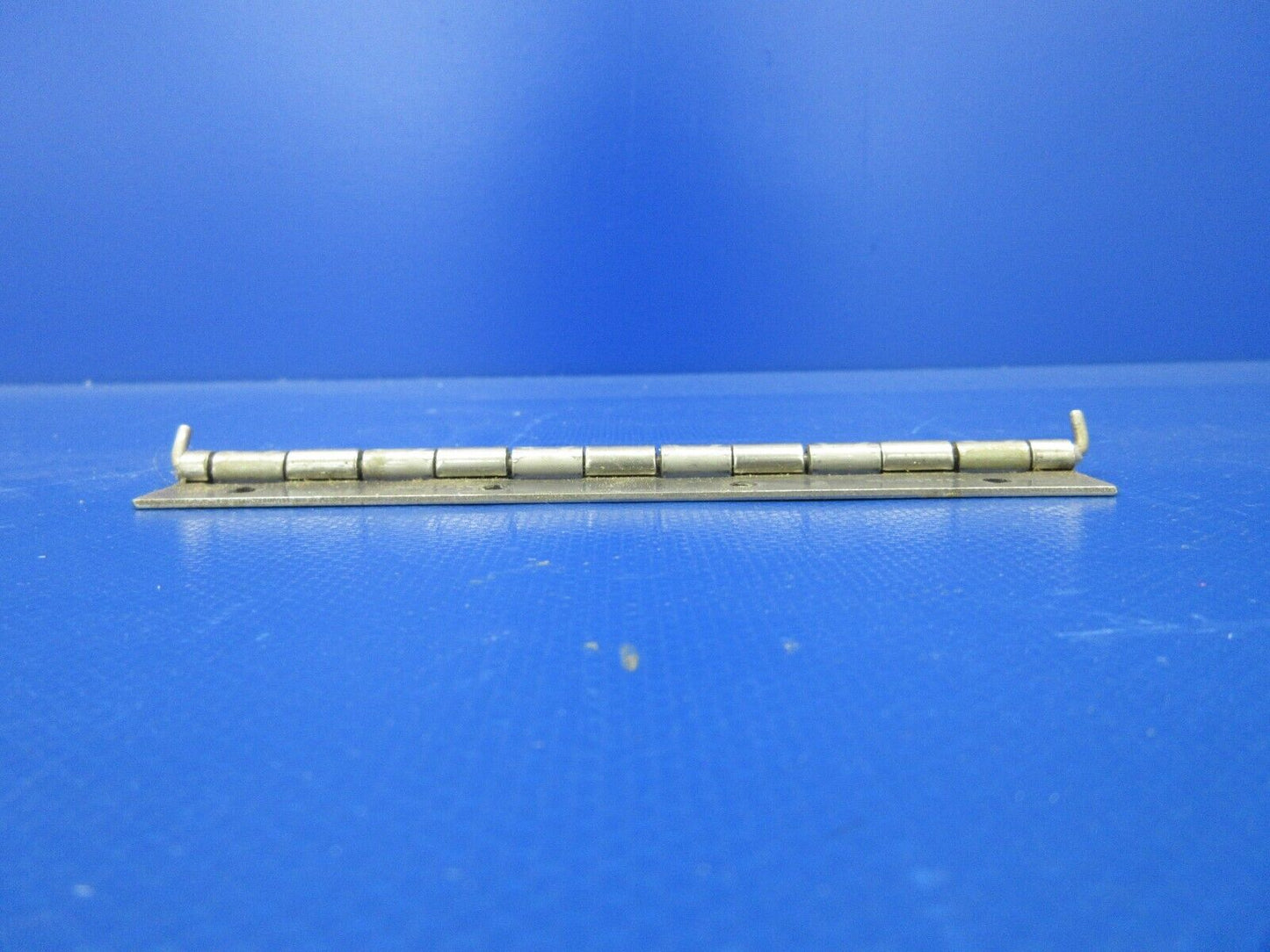 NOS Piper Aileron Hinge P/N 773667-16 (1223-670)